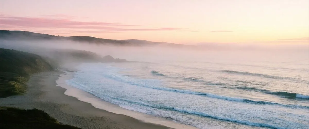 Mlžité pobřeží za úsvitu — Ocean Mist Living